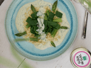 Frühlingshafte Orzo Nudeln mit veganer Joghurt-Senf Sauce