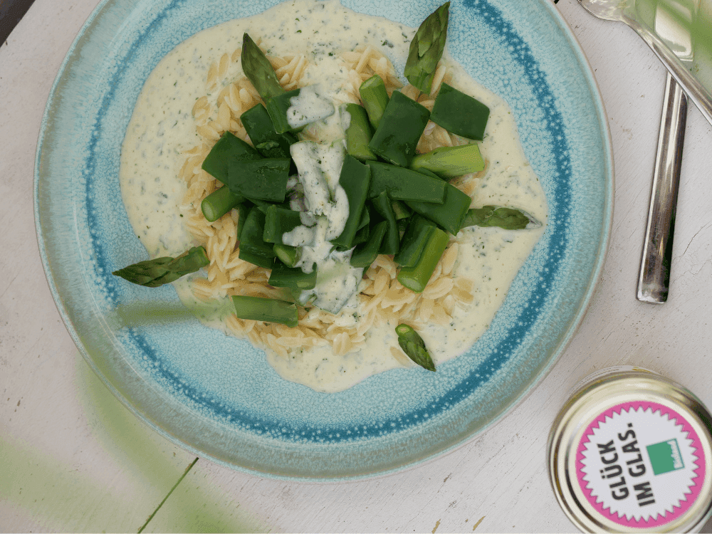 Frühlingshafte Orzo Nudeln mit veganer Joghurt-Senf Sauce