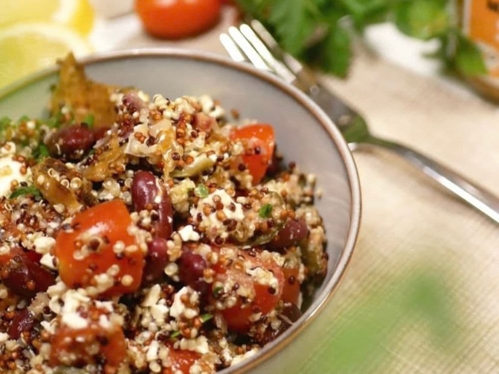 Veganer Quinoa Salat mit Emils Curry & Mango Sauce
